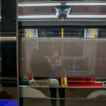 Varios personas viajan en el interior de un vagón