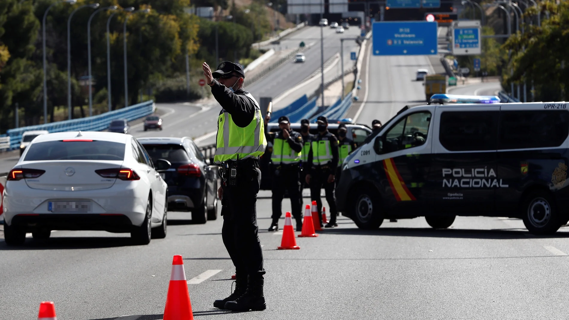 Control policial en el acceso a la este lunes, primer día laborable de las nuevas restricciones establecidas en Madrid capital y otros nueve municipios para frenar la expansión del coronavirus. EFE/Mariscal