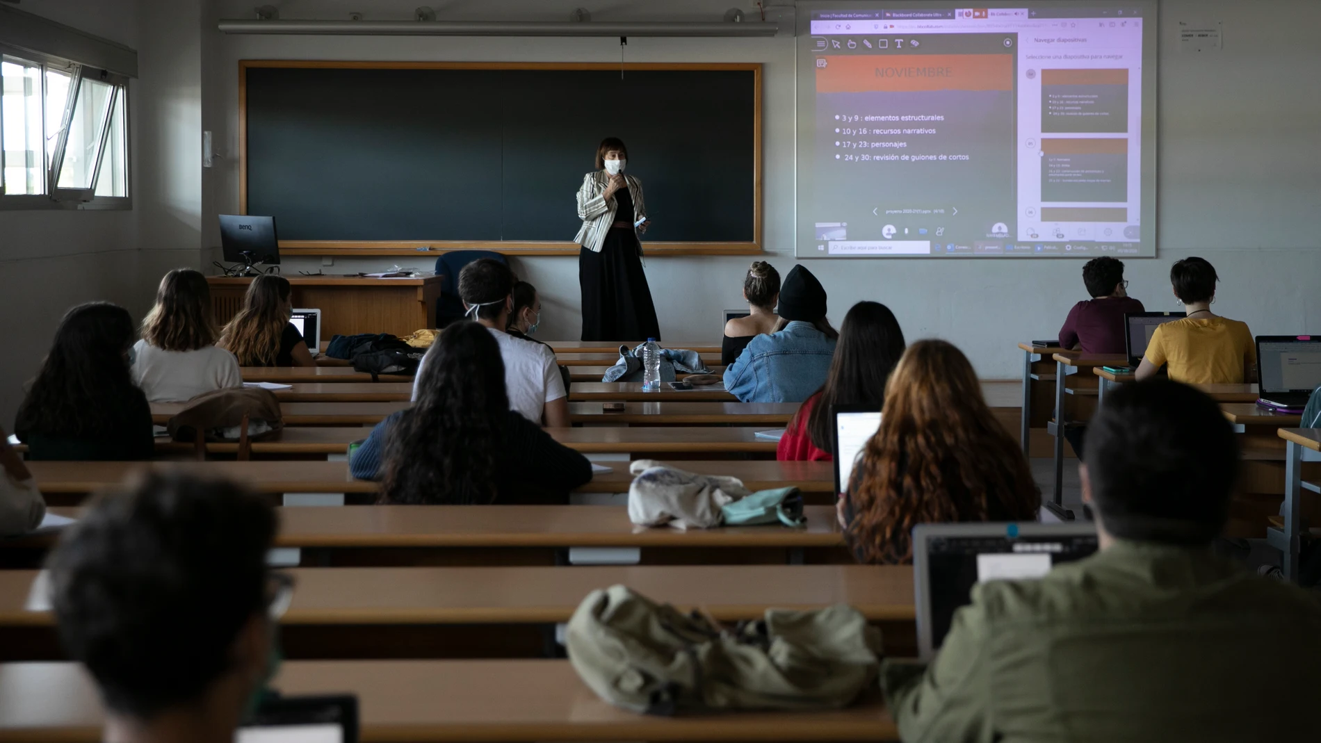 Una profesora imparte clase en septiembre pasado en la facultad de Comunicación de la Universidad de Sevilla, durante el inicio de las clases de forma escalonada