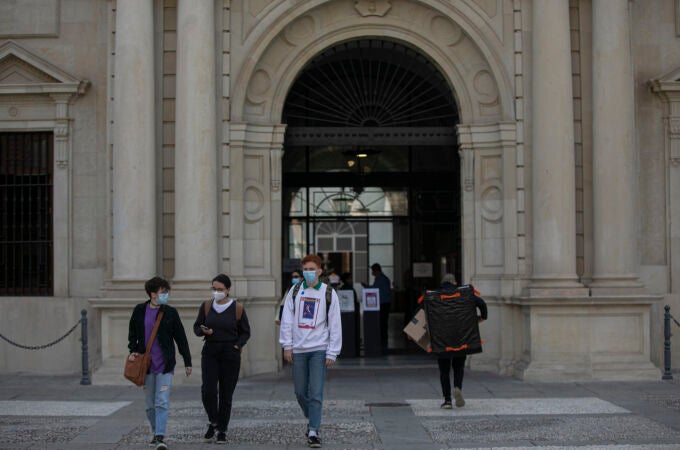 Varios estudiantes en una de las entradas del edificio del Rectorado de la Universidad de Sevilla, durante el inicio del curso universitario