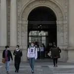 Varios estudiantes en una de las entradas del edificio del Rectorado de la Universidad de Sevilla, durante el inicio del curso universitario