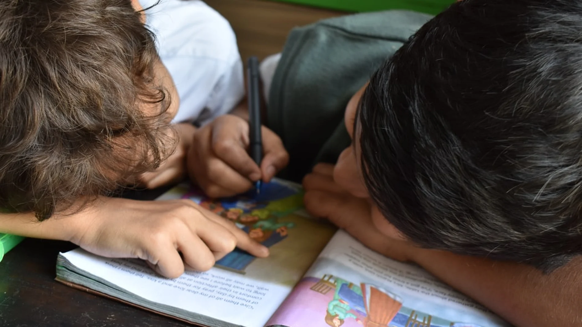 Para que tu hijo aprenda que significa ser responsable es necesario que le demos la oportunidad de practicarlo. Involucrar a los niños en las obligaciones diarias de la familia es una buena práctica para ello.