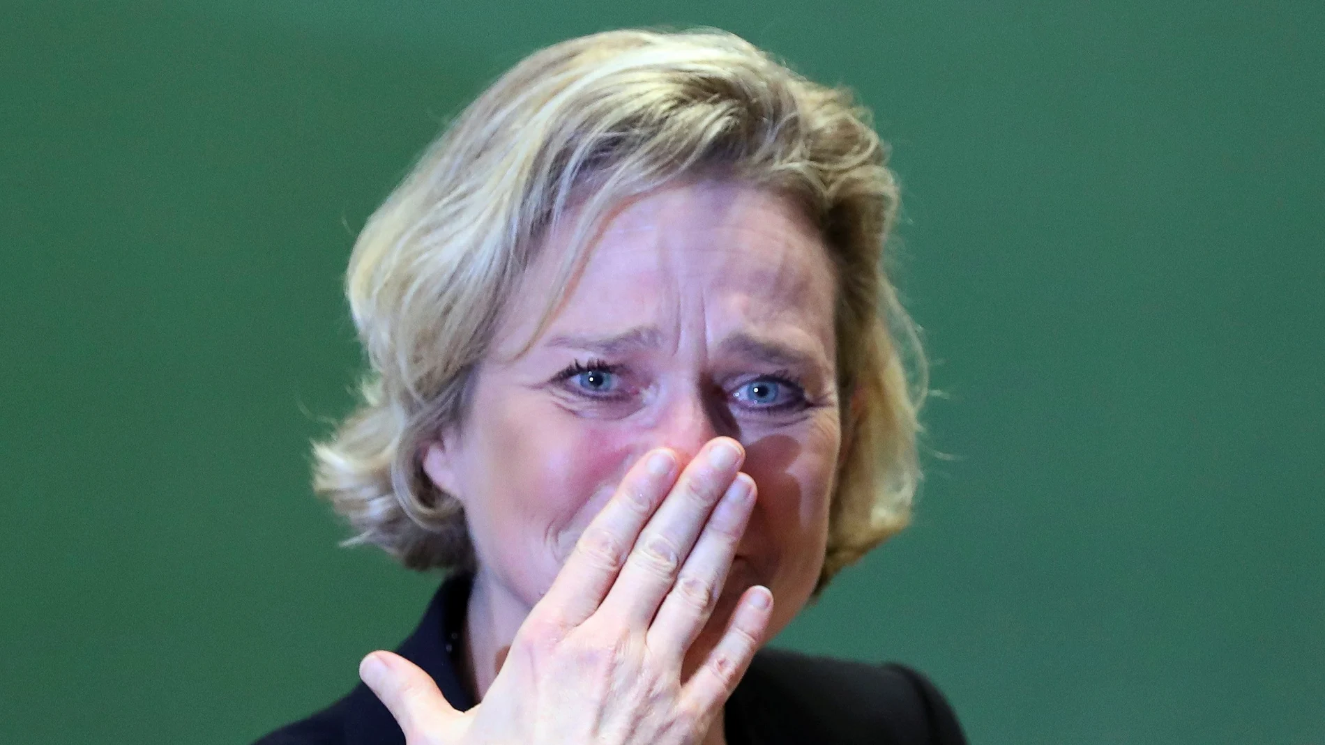 La artista belga Delphine Böel rompe a llorar tras pronunciar sus primeras palabras como princesa. REUTERS/Yves Herman