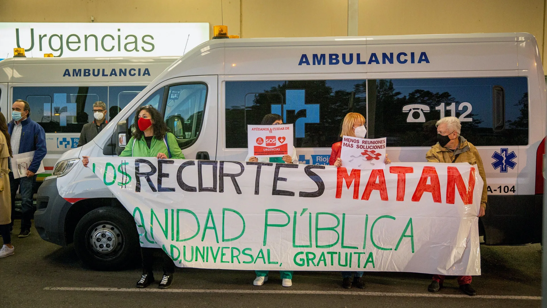 El personal de Urgencias del Hospital San Pedro de Logroño ha protagonizado varias protestas frente a la puerta de esta unidad en protesta por sus condiciones laborales y para exigir una atención de calidad.