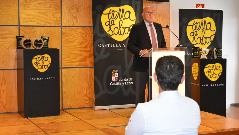 El consejero de Agricultura. Ganadería y Desarrollo Rural, Jesús Julio Carnero, presenta el I Concurso Nacional de Garbanzos
