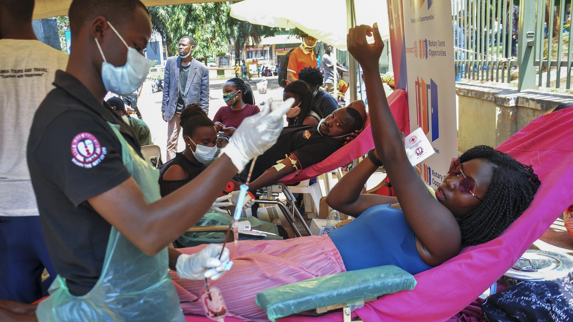 Campaña de donación de sangre organizada por el Rotary club en Uganda