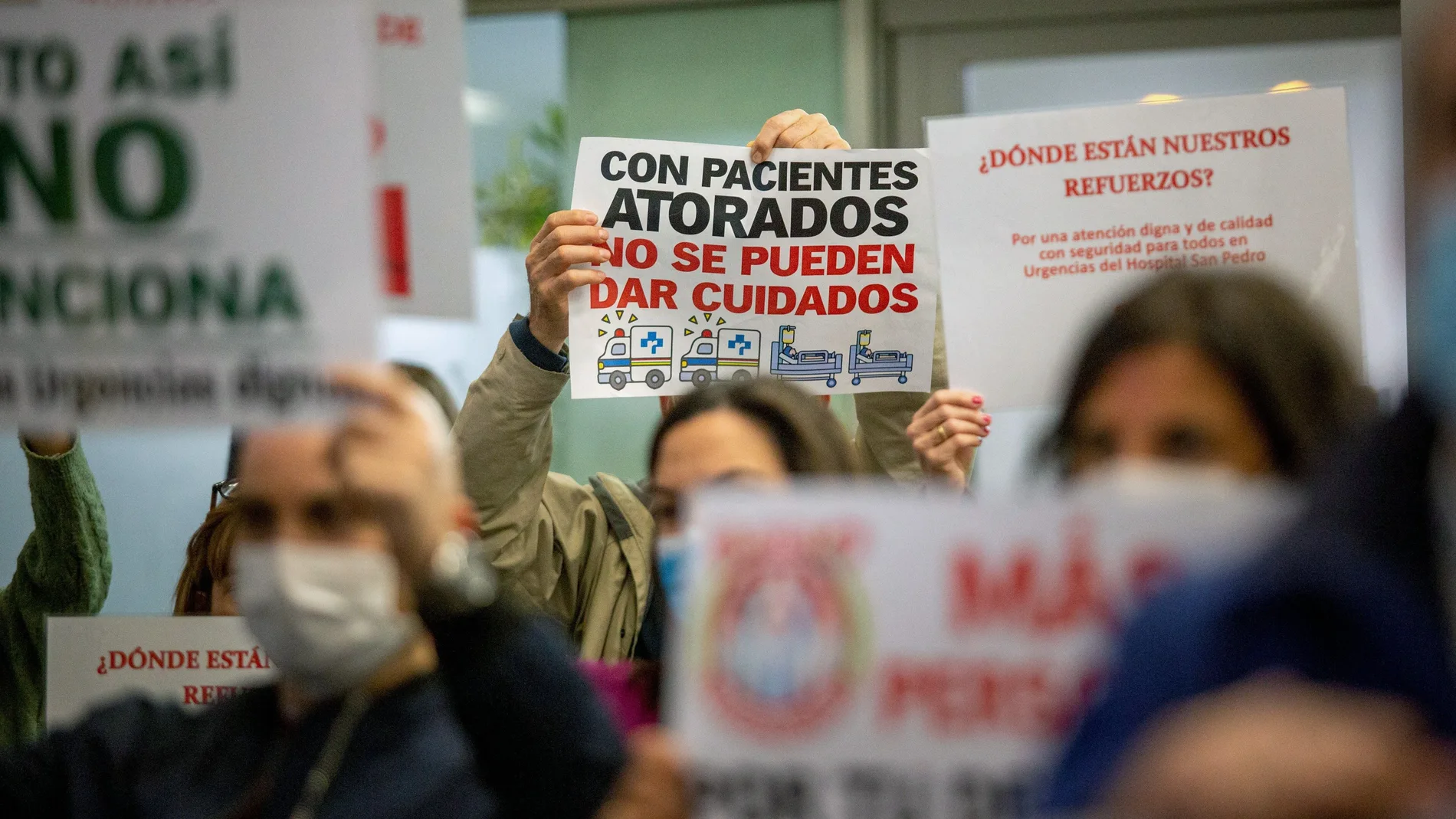 El personal de Urgencias del Hospital San Pedro de Logroño se movilizó a la puerta de esta unidad en protesta por sus condiciones laborales y para exigir una atención de calidad.