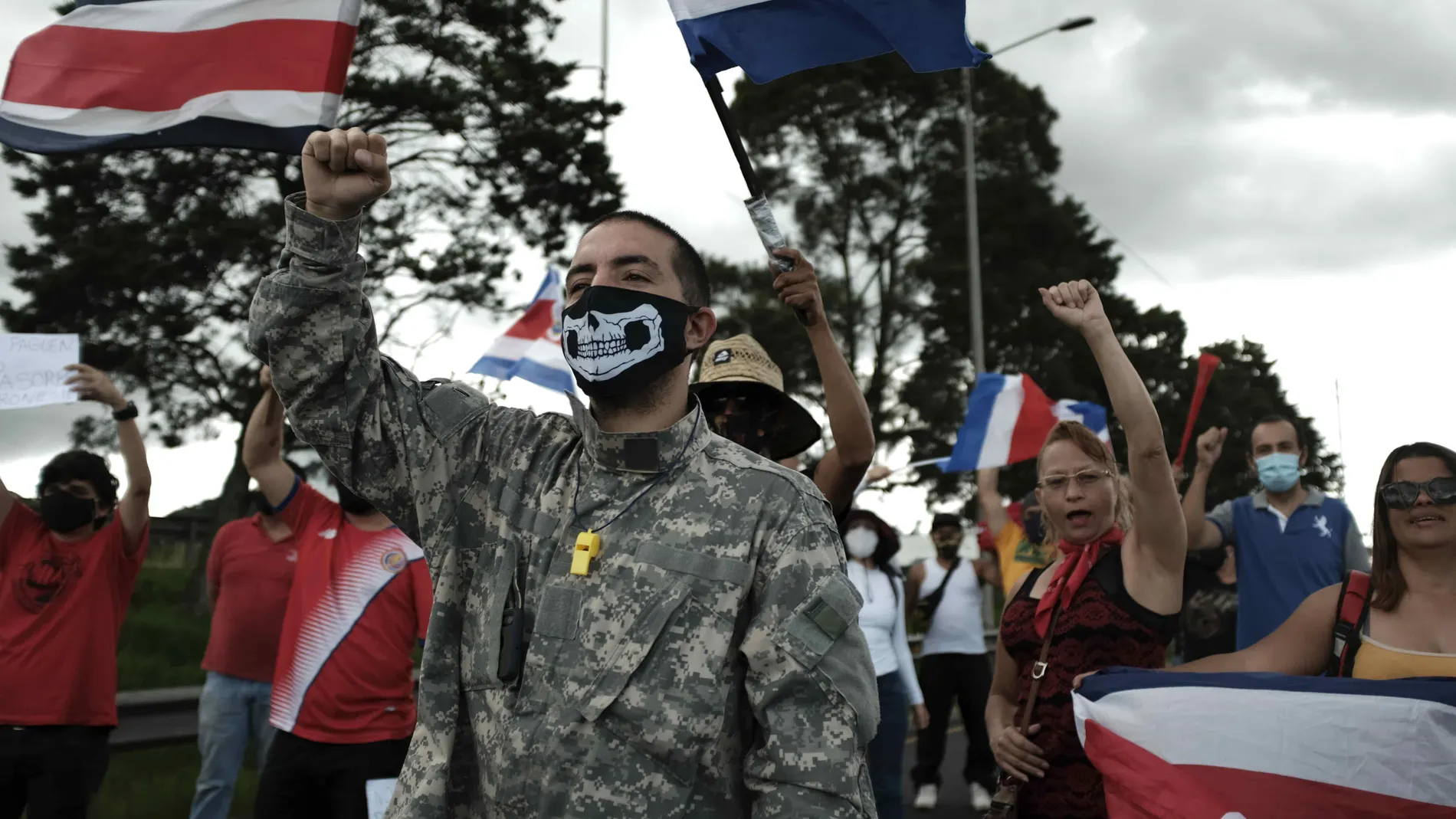 AME9224. SAN JOSÉ (COSTA RICA), 04/10/2020.- Personas bloquean una carretera, este domingo, durante una protesta en San José (Costa Rica). Los actos de violencia y los enfrentamientos entre la policía y los manifestantes se han incrementado en las últimas horas en Costa Rica, en el marco de las protestas de grupos sociales contra una posible negociación del Gobierno con el Fondo Monetario Internacional (FMI) por 1.750 millones de dólares, que traería consigo una subida de impuestos. EFE/Jeffrey Arguedas