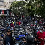 Simpatizantes del Gobierno de Nicolás Maduro ocupan una plaza donde iba a reunirse una manifestación de profesores en Caracas