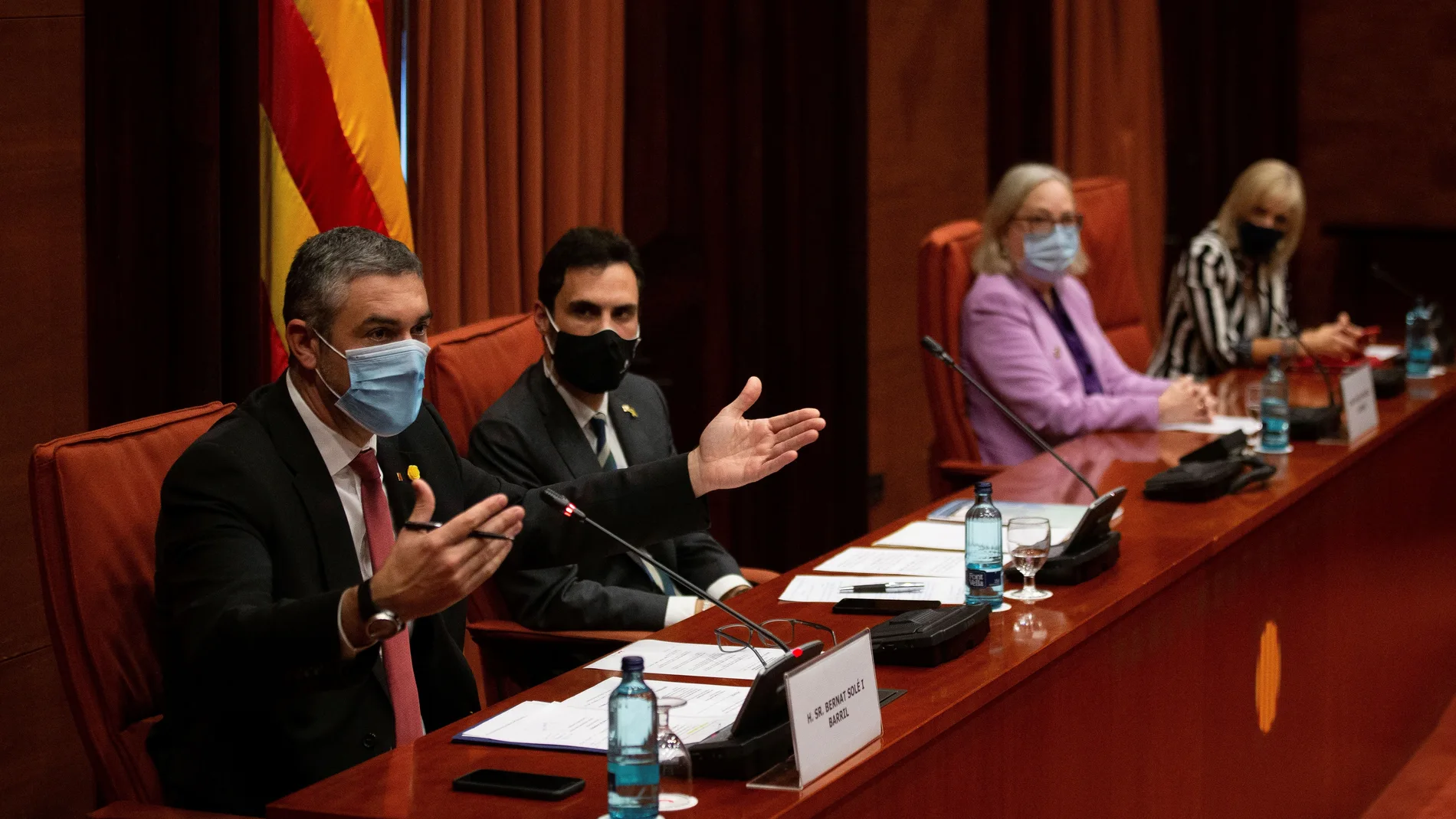 El presidente del Parlament de Cataluña, Roger Torrent, junto al conseller de Acción Exterior, Bernat Solé, en el Parlament.