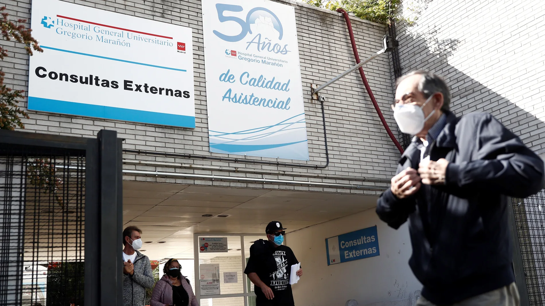 Varias personas con mascarilla a la salida del Hospital Gregorio Marañón este lunes