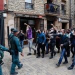 Familiares y simpatizantes de la exmiembro de ETA Ekhine Eizaguirre, protestan durante su detención este lunes por la Guardia Civil en Zarautz (Guipuzkoa), como responsable de un antiguo zulo de explosivos de la banda descubierto de manera fortuita por un ciudadano en junio de 2019 en Atauri (Álava), y en el que se hallaron distintos tipos de explosivos, temporizadores, cordón detonante y detonadores. EFE/Juan Herrero.