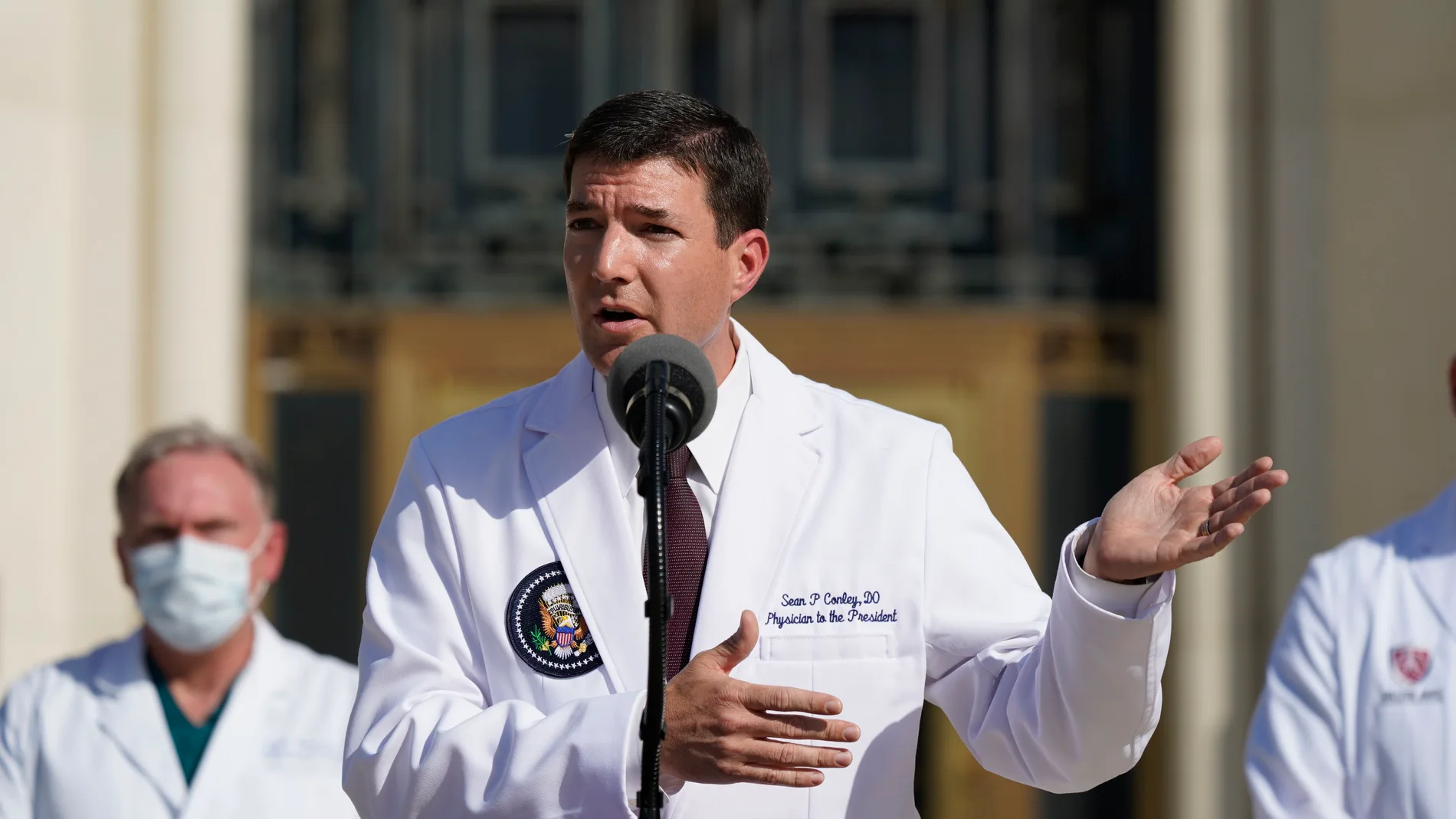 El comandante de la Marina Sean Conley.Walter, el médico del presidente de EE UU, ofrece una rueda de prensa en el centro militar Walter Reed de Bethesda (Maryland)