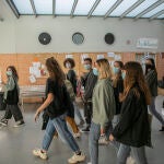 Un grupo de estudiantes en los pasillos de la facultad de Comunicación de la Universidad de Sevilla, durante el inicio de las clases de forma escalonada. En Sevilla, (Andalucía, España), a 05 de octubre de 2020.05 OCTUBRE 2020María José López / Europa Press05/10/2020