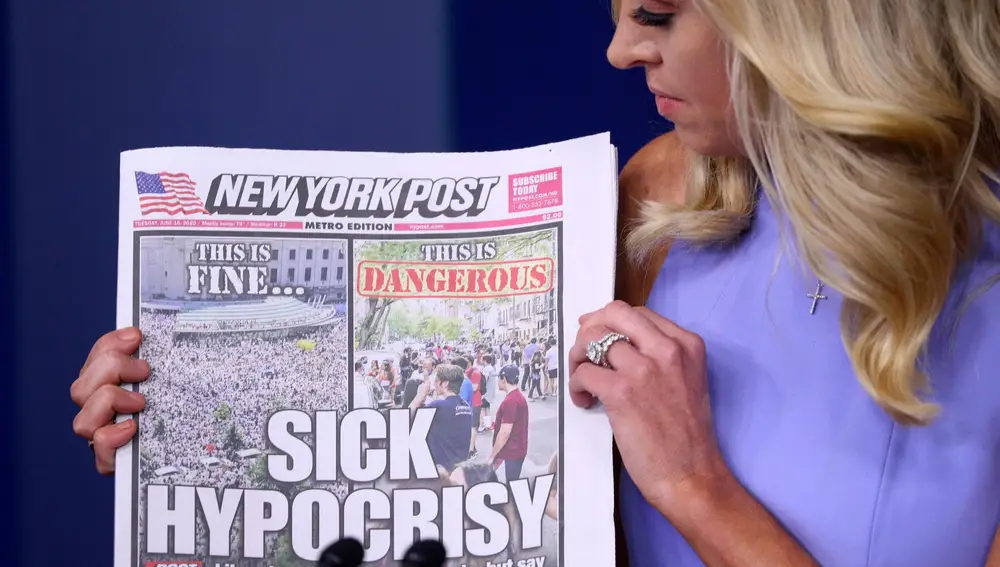 La jefa de prensa de la Casa Blanca, Kayleigh McEnany, con una portada del diario &quot;New York Post&quot; sobre coronavirus, en una foto de archivo