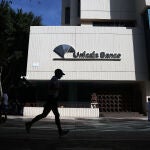 Un hombre pasa por las inmediaciones de la sede de Unicaja Banco en Málaga, Andalucía (España)