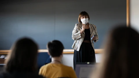Una profesora imparte clase de manera presencial en la facultad de Comunicación de la Universidad de Sevilla durante el inicio de las clases de forma escalonada. En Sevilla, (Andalucía, España), a 05 de octubre de 2020.