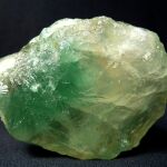 La fluorita es un mineral que tiene fluor en su composición.