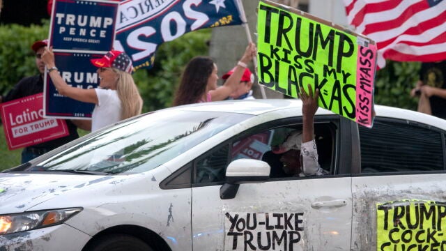 Simpatizantes de Joe Biden (en coche) pasan delante de los del presidente Donald Trump en una calle en Miami
