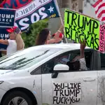 Simpatizantes de Joe Biden (en coche) pasan delante de los del presidente Donald Trump en una calle en Miami