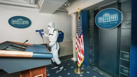 Desinfección de la sala de conferencias de la Casa Blanca ante la vuelta de Trump