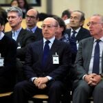 El ex presidente del grupo Pescanova Manuel Fernández de Sousa-Faro (dcha.), junto al resto de acusados en una de las sesiones del juicio
