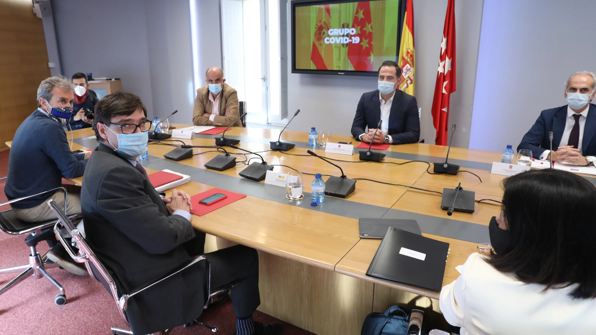 El vicepresidente, consejero de Deportes, Transparencia y portavoz de la Comunidad de Madrid, Ignacio Aguado (3d); el consejero de Sanidad, Enrique Ruiz Escudero (2d); la ministra de Política Territorial y Función Pública, Carolina Darias (1d); el ministro de Sanidad, Salvador Illa (1i); y el director del Centro de Coordinación de Alertas y Emergencias Sanitarias -CCAES- Fernando Simón (2i), participan en una reunión del Grupo Covid-19, espacio de colaboración que mantiene la administración estatal y la madrileña, para frenar la evolución de la pandemia en Madrid, en la Real Casa de Correos, Madrid (España), a 6 de octubre de 2020.