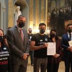 El secretario general de vox , Javier Ortega Smith, la diputada Macarena Olana, el senador Jacobo González-Robatto junto a funcionarios de prisiones de "Tu abaondono me puede matar", en el Senado, durante la presentación de la propuesta del estatuto del funcionario de prisiones.