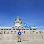 USA4183. SALT LAKE CITY (UT, EEUU), 06/10/2020.- Fotografía cedida por la Alianza Nacional TPS donde aparece el inmigrante salvadoreño Concepción Morales mientras alza la bandera de los "tepesianos" frente al Capitolio de Utah en la ciudad de Salt Lake City. En menos de un mes Estados Unidos elegirá presidente y Concepción Morales, un salvadoreño beneficiario del Estatus de Protección Temporal (TPS, en inglés), se jugará su permanencia en este país, pese a no poder votar, al igual que otros receptores de este amparo migratorio que cruzan ahora en autobús de costa oeste a este para pedir una solución permanente. EFE/Alianza Nacional TPS /SOLO USO EDITORIAL /NO VENTAS