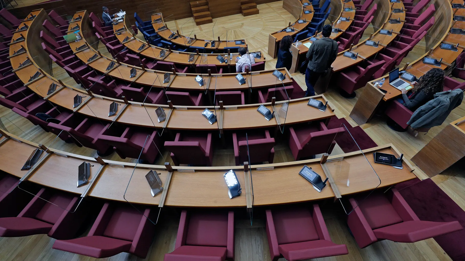 Al próximo pleno de Les Corts solo podrán asistir 50 diputados