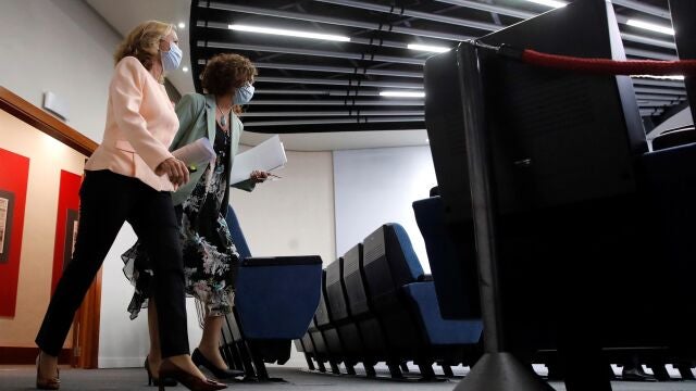 La vicepresidenta económica, Nadia Calviño, y la ministra de Hacienda, María Jesús Montero, ayer, tras el Consejo de Ministros