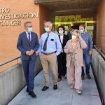 Javier Izquierdo, primero por la izquierda, en su visita al CIC de Salamanca.EUROPA PRESS06/10/2020