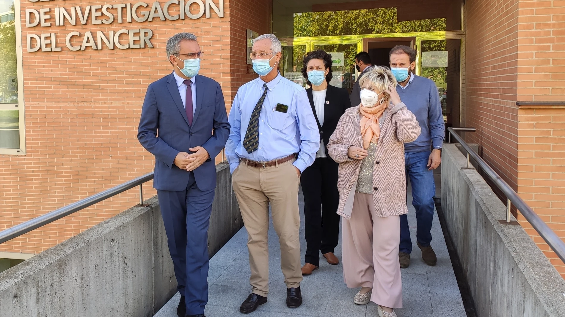 Javier Izquierdo, primero por la izquierda, en su visita al CIC de Salamanca.EUROPA PRESS06/10/2020