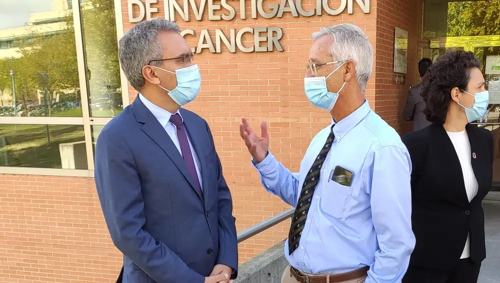 El delegado del Gobierno en Castilla y León, Javier Izquierdo, (i) habla con el director del CIC de Salamanca, Eugenio Santos (d).EUROPA PRESS06/10/2020