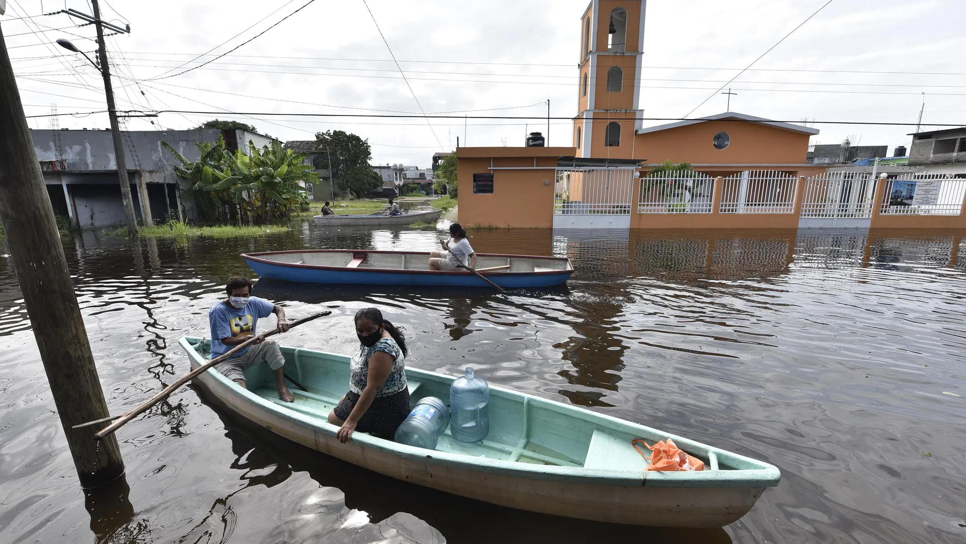 MEX8581. VILLAHERMOSA (MÉXICO), 06/10/2020.- Habitantes se movilizan en botes en medio de una calle inundada por el paso de la tormenta Gamma y a la espera del paso del huracán Delta hoy, en Villahermosa, estado de Tabasco (México). Las autoridades mexicanas decretaron este martes alerta roja, equivalente a peligro máximo, en el norte del estado caribeño de Quintana Roo, donde se encuentra la ciudad de Cancún, y evacuaron a turistas por la llegada del huracán Delta prevista para la madrugada del miércoles. EFE/ Jaime Avalos
