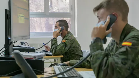 Rastreadores militares realizan su trabajo en el Hospital Militar de Zaragoza