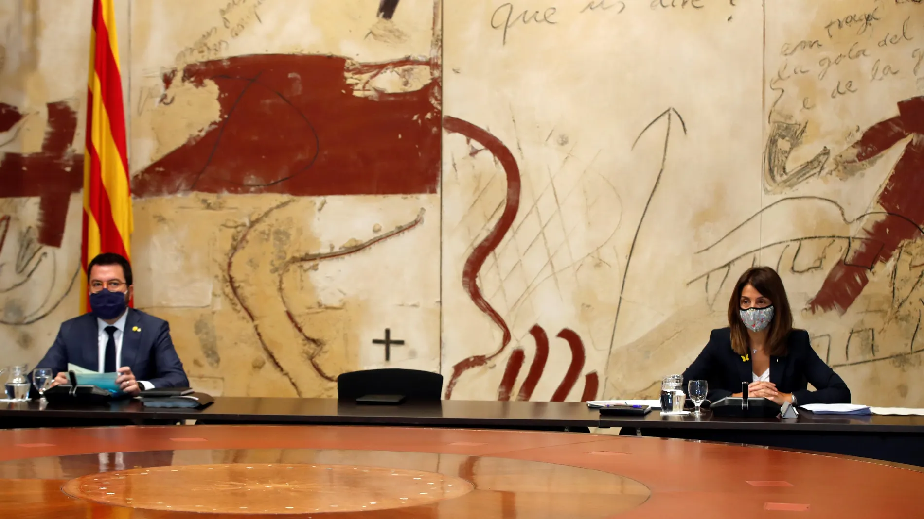 El vicepresidente del Govern en funciones de presidente Pere Aragonès, acompañado por la consellera de la Presidencia, Meritxell Budó, presidió hoy la reunión semanal del ejecutivo catalán celebrada en el Palau de la Generalitat.