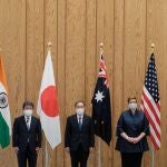 Lo ministros de India, Subrahmanyam Jaishankar; Japón, Toshimitsu Motegi; el primer ministro nipón Yoshihide Suga, Marise Payne (de Australia) y el secretario de Estado de EE UU Mike Pompeo en su encuentro en Tokio