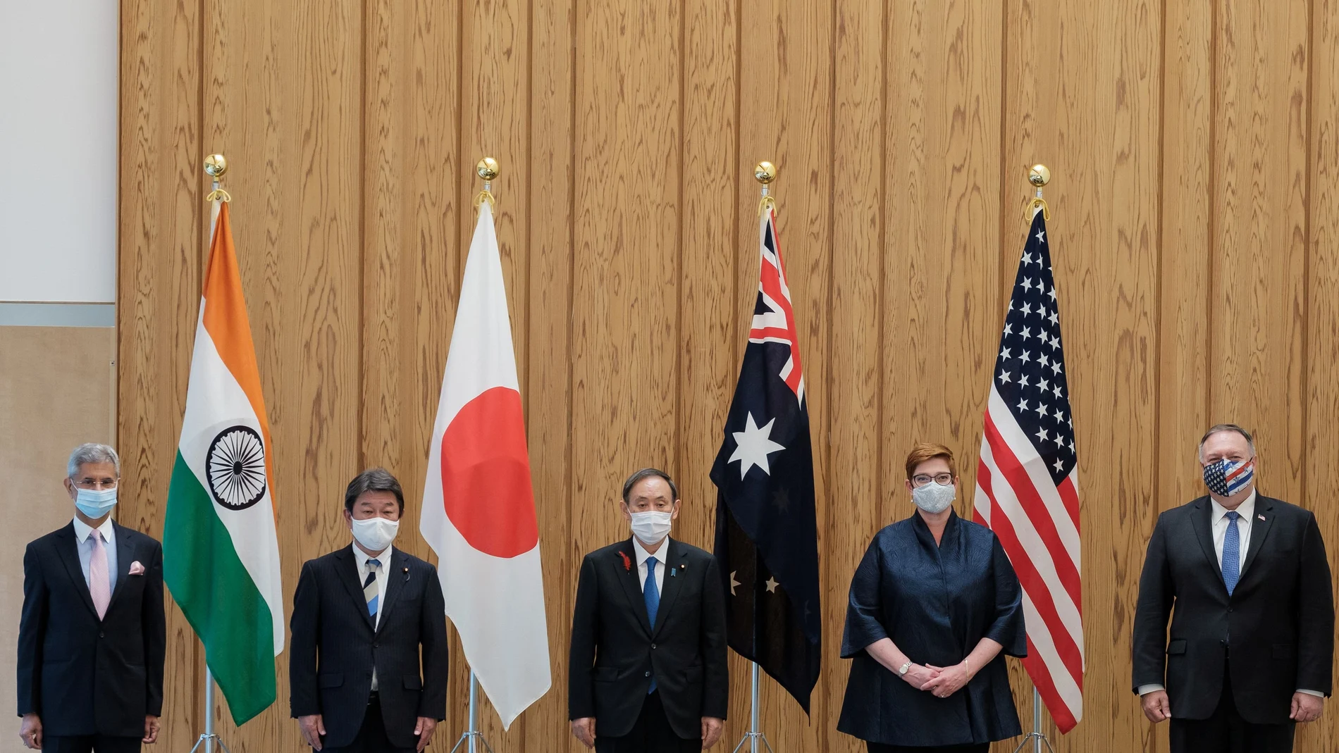 Lo ministros de India, Subrahmanyam Jaishankar; Japón, Toshimitsu Motegi; el primer ministro nipón Yoshihide Suga, Marise Payne (de Australia) y el secretario de Estado de EE UU Mike Pompeo en su encuentro en Tokio