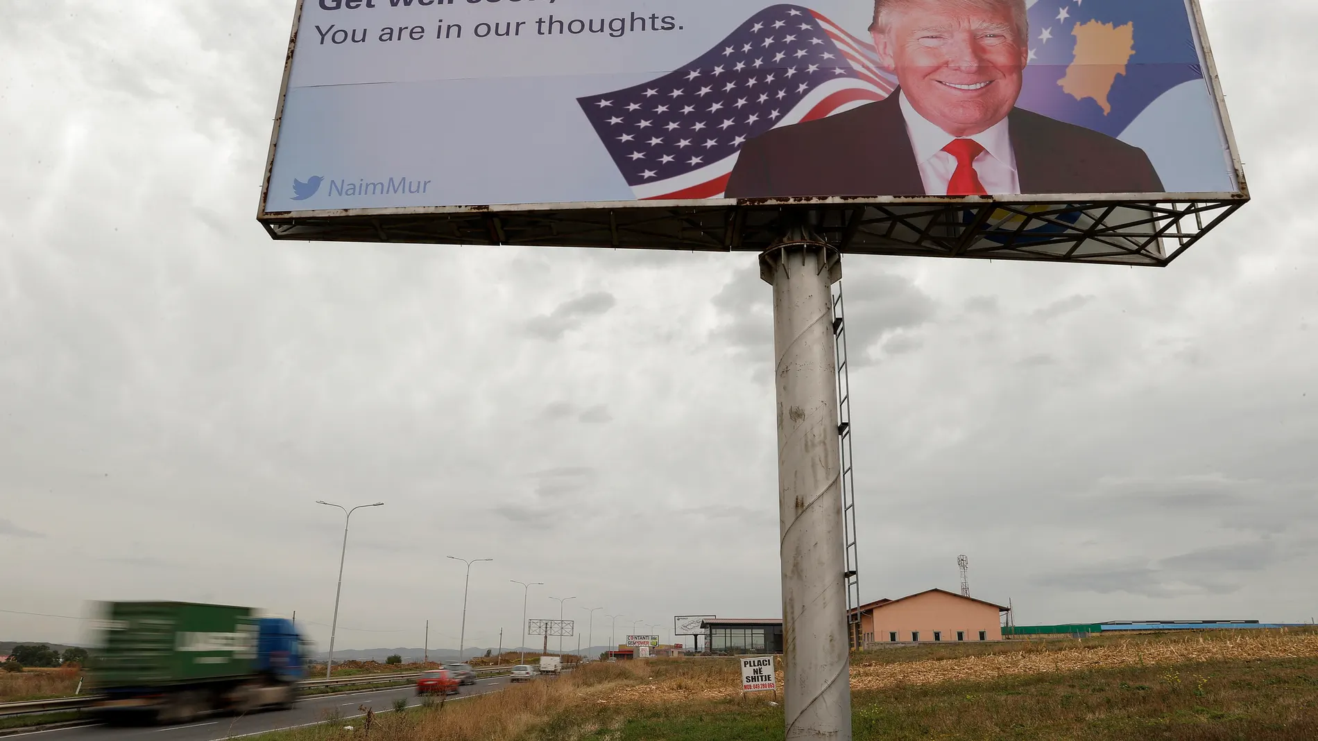 Un gigantesco anuncio de apoyo a Trump cerca del aeropuerto de Pristina en Kosovo