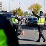 Control de la Policía Nacional en el Paseo de la Castellana, a la altura de las Cuatro Torres￼.
