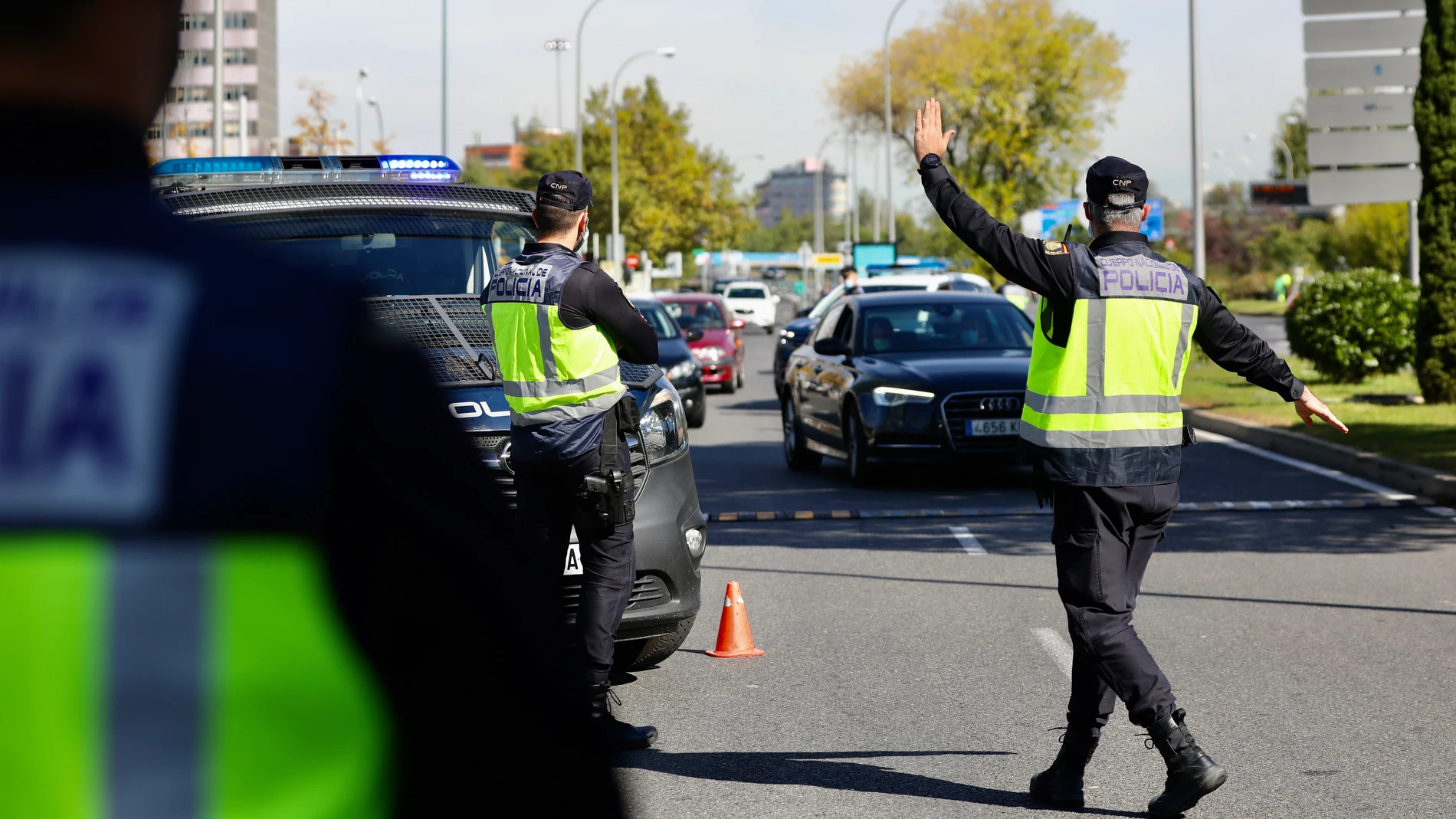 Control de la Policía Nacional en el Paseo de la Castellana, a la altura de las Cuatro Torres￼.