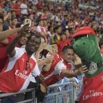 Gunnersaurus es la mascota del Arsenal a la que Özil se ha ofrecido a pagar el sueldo
