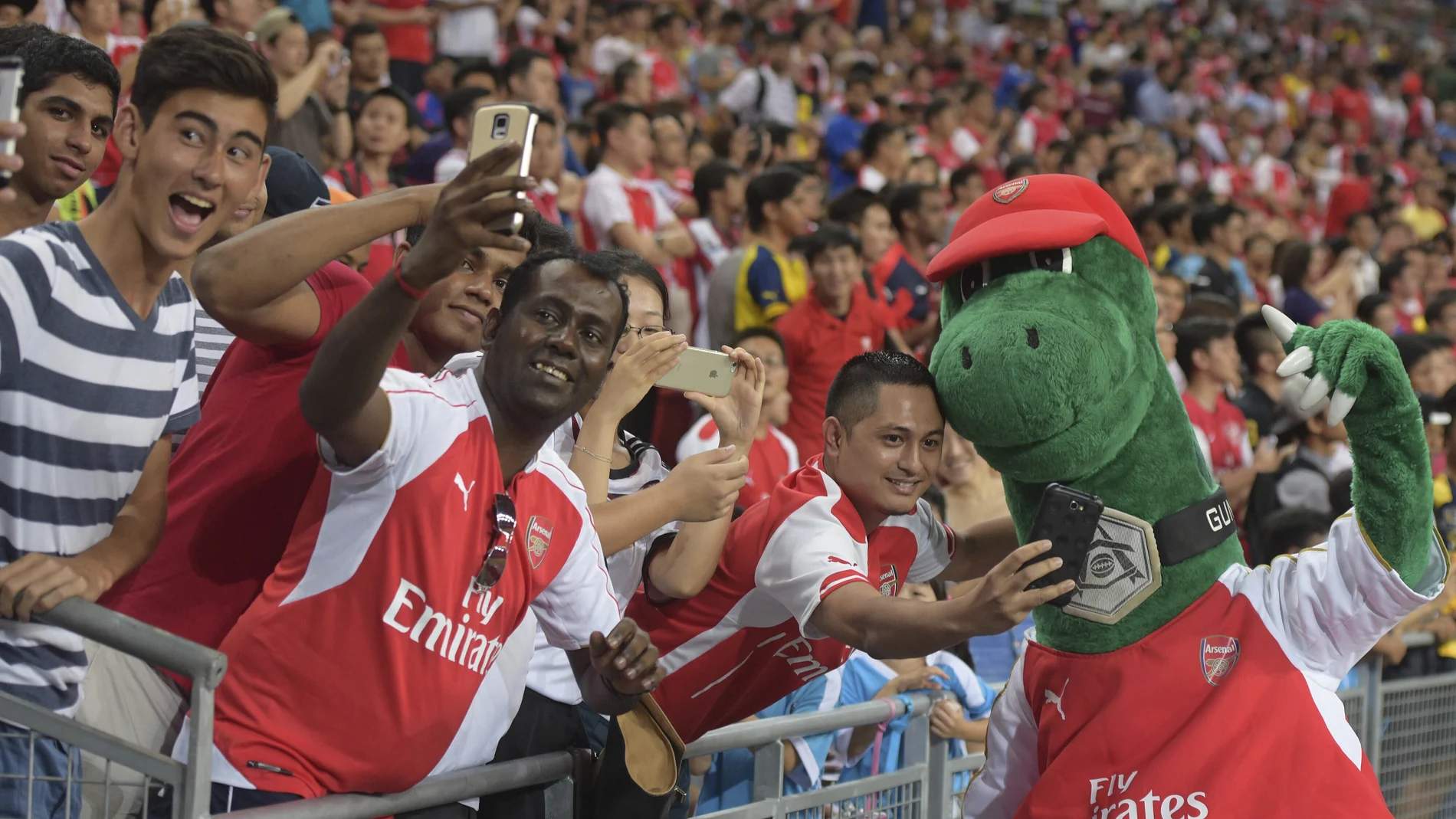 Gunnersaurus es la mascota del Arsenal a la que Özil se ha ofrecido a pagar el sueldo