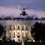 El helicóptero Marine One despega del jardín sur de la Casa Blanca después de transportar al presidente de Estados Unidos, Donald Trump