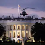El helicóptero Marine One despega del jardín sur de la Casa Blanca después de transportar al presidente de Estados Unidos, Donald Trump