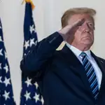 El presidente Donald J. Trump saluda, sin mascarilla, a su regreso a la Casa Blanca