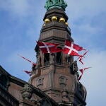 La bandera danesa en el castillo de Christiansborg.