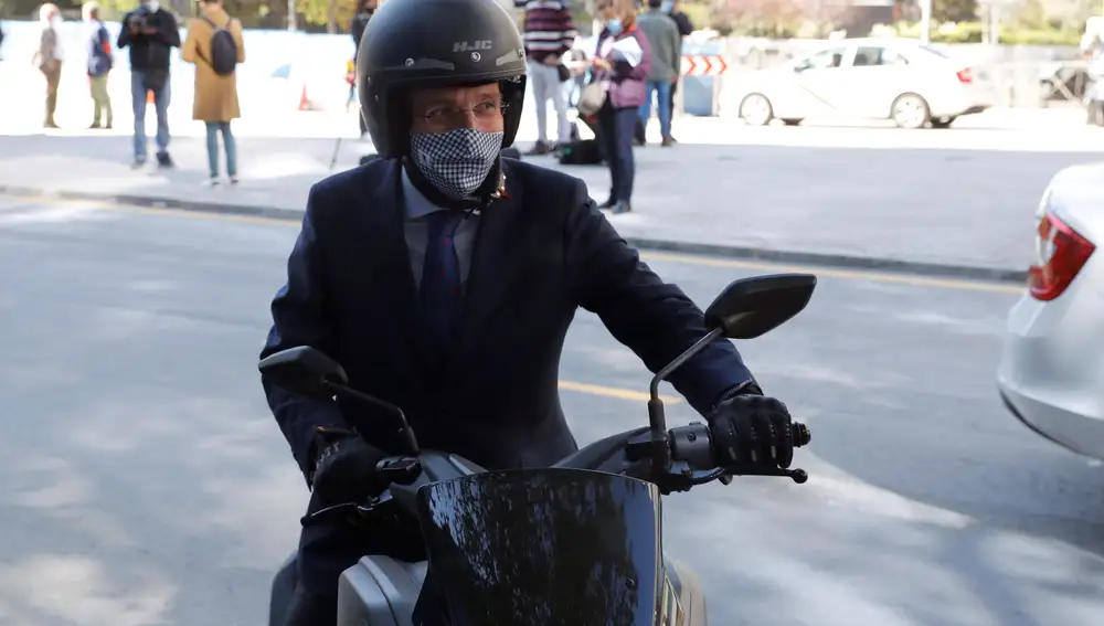 El alcalde de Madrid, José Luis Martínez-Almeida en su moto