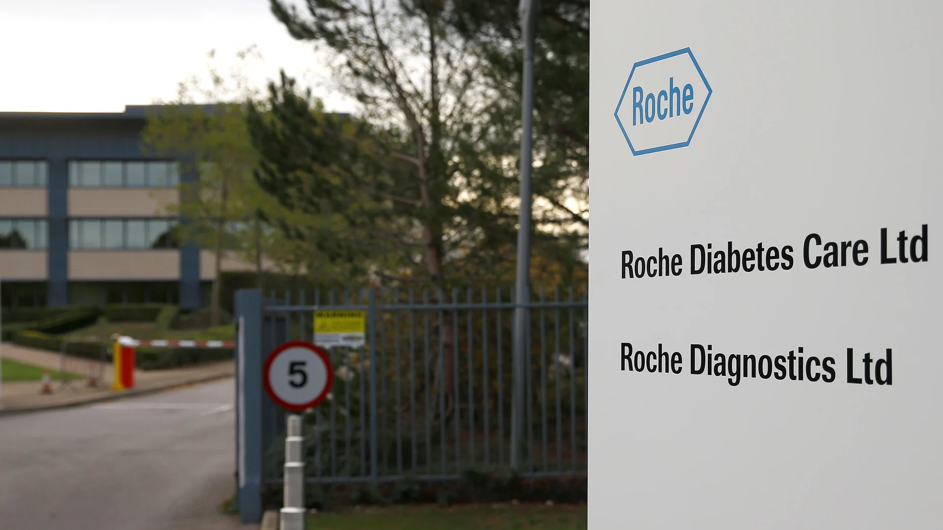 Roche continúa sus investigaciones para dar con tratamientos que acaben con la Covid-19